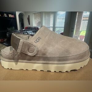 Ugg Goldenstar Clog- Sand - Size 9